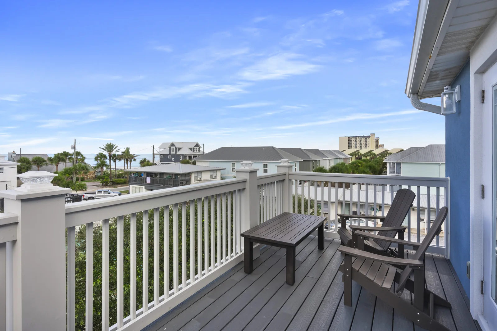 Roof balcony with bench overlooking the beach neighborhood